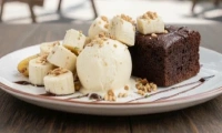 Bananas Assadas na Brasa, Servidos com Sorvete de Baunilha e Brownie de Chocolate.